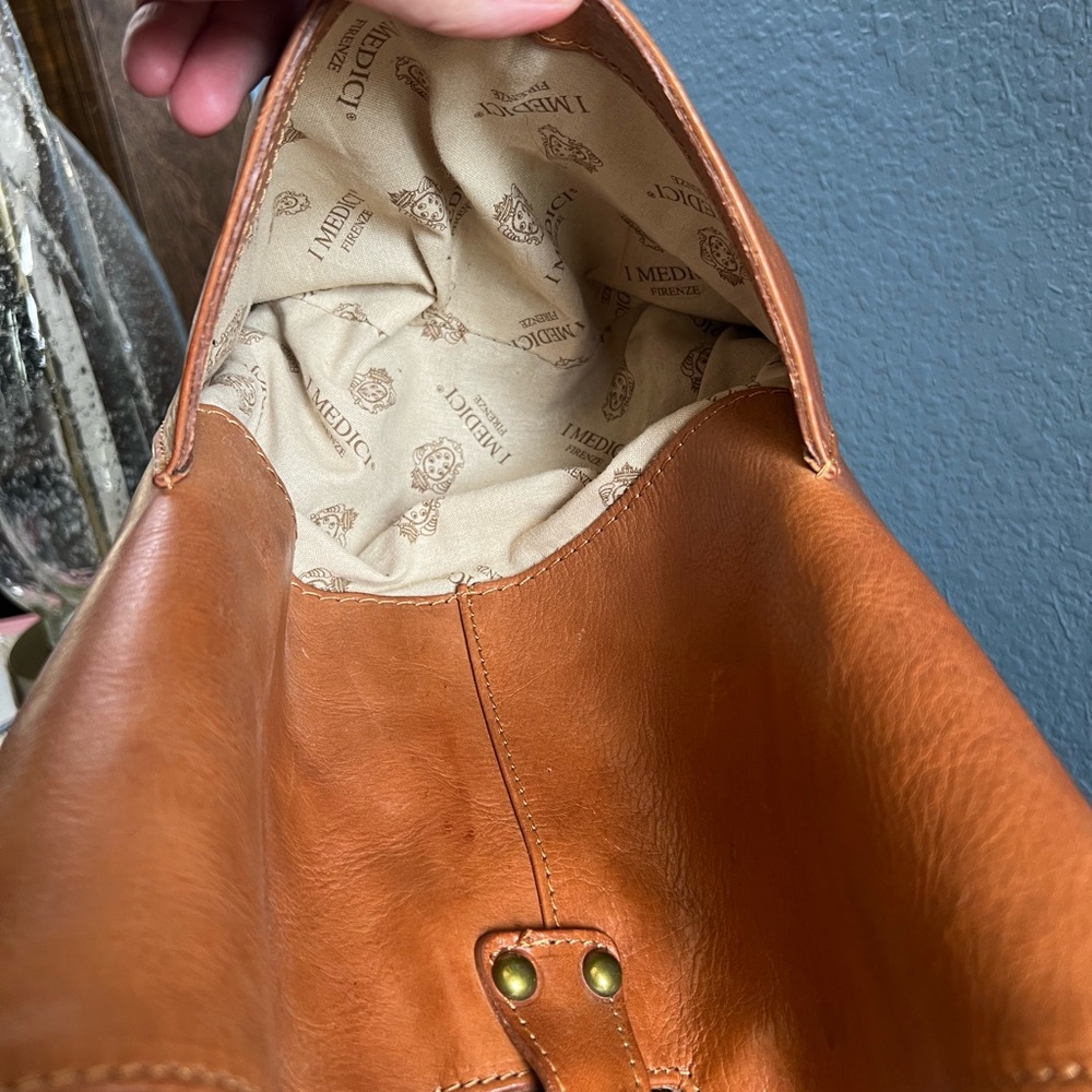 Elegant Tan Leather Shoulder Bag - Picture 9 of 11